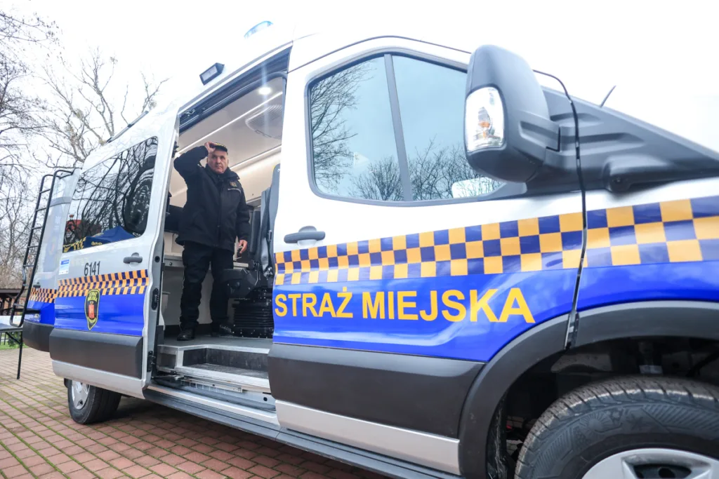 Elektryczny smogowóz tropi trucicieli. 370 zgłoszeń w styczniu. Wawer i Białołęka w czołówce Elektryczny smogowóz tropi trucicieli. 370 zgłoszeń w styczniu. Wawer i Białołęka w czołówce - Elektryczny smogowoz tropi 2