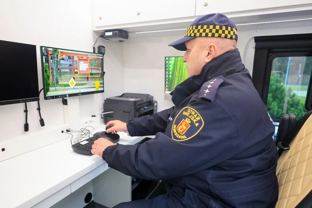 Elektryczny smogowóz tropi trucicieli. 370 zgłoszeń w styczniu. Wawer i Białołęka w czołówce Elektryczny smogowóz tropi trucicieli. 370 zgłoszeń w styczniu. Wawer i Białołęka w czołówce - Elektryczny smogowoz tropi fot. Szymon Pulcyn UM Warszawa 4