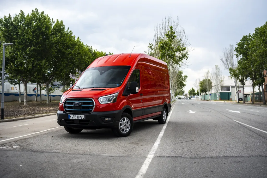 Ford traci miliardy. W Polsce na plusie i 7. miejsce na rynku w zestawieniu aut elektrycznych - Ford e transit 32