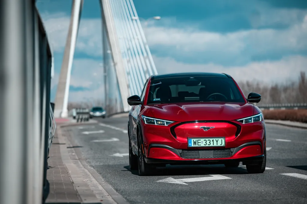 Koniec elektromobilnej ciszy na zewnątrz? Elektryki z rykiem V8 Koniec elektromobilnej ciszy na zewnątrz? Elektryki z rykiem V8 - MUSTANG MACH E f Dominik Kalamus 026