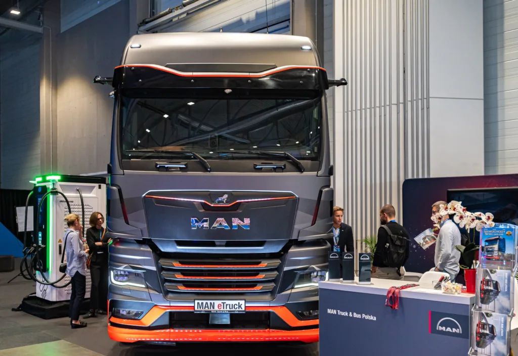 Niderlandy przyspieszają rewolucję transportową. E‑ciężarówki potrzebują 7400 punktów ładowania Niderlandy przyspieszają rewolucję transportową. E‑ciężarówki potrzebują 7400 punktów ładowania - Niderlandy przyspieszaja zielona rewolucje 1