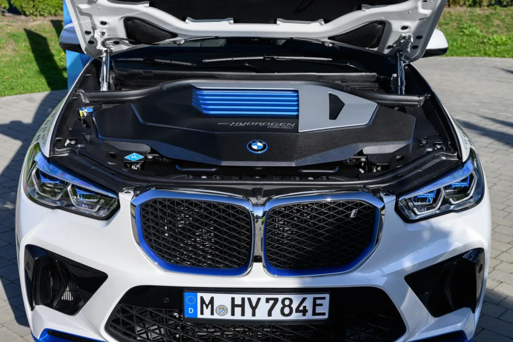 BMW iX5 - mnogość napędów w dużym SUV-ie. Wyższa sprawność i mniejsze straty energii przede wszystkim BMW iX5 - mnogość napędów w dużym SUV-ie. Wyższa sprawność i mniejsze straty energii przede wszystkim - P90525905 lowRes bmw ix5 hydrogen war