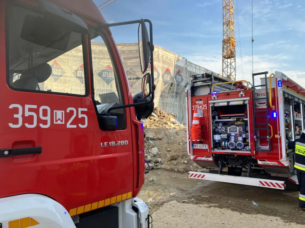 Strażak na „bombach”, ale bez przywilejów. 700 tys. ochotników czeka na zielone światło - Strazak dojedzie do remizy na „bombach OSP Radosc facebook