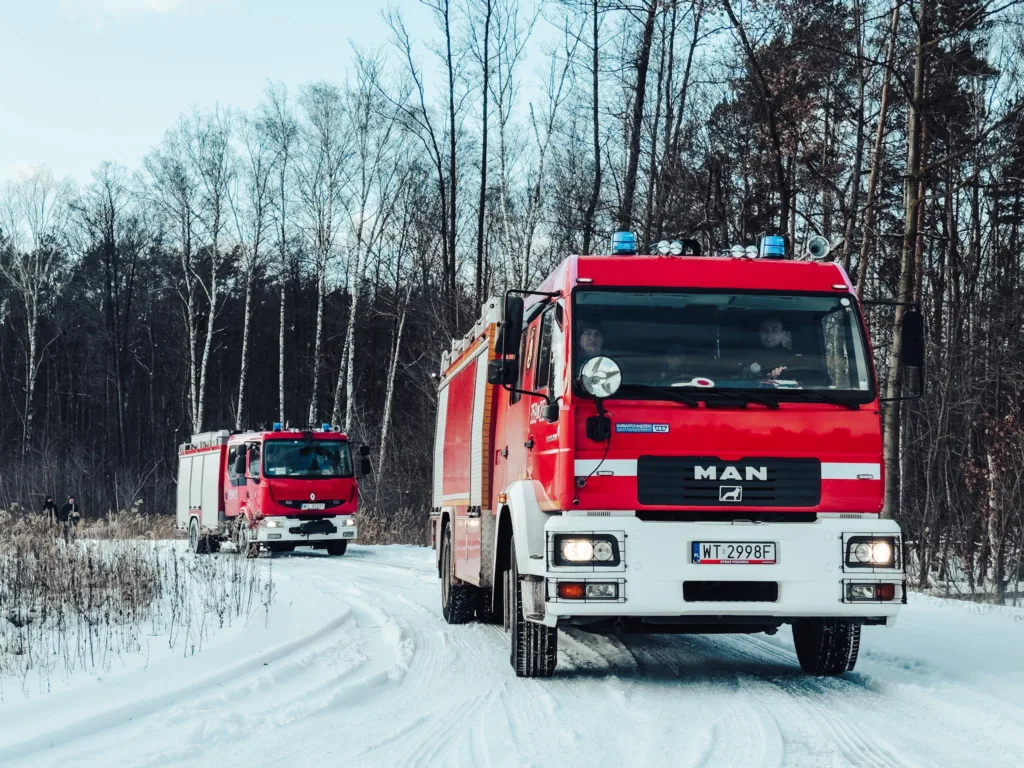 Strażak na „bombach”, ale bez przywilejów. 700 tys. ochotników czeka na zielone światło - Strazak dojedzie do remizy na „bombachOSP Radosc zrodlo facebook 5