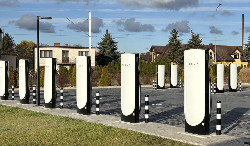 Supercharger pod Koszalinem już działa dla wszystkich. 12 stanowisk i moc 250 kW do dyspozycji Supercharger pod Koszalinem już działa dla wszystkich. 12 stanowisk i moc 250 kW do dyspozycji - Supercharger w Zaluskach juz dziala na zdjeciu Odolion fot LL