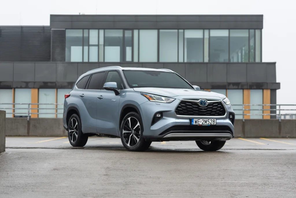 Highlander: Rodzinny kolos z Japonii w 2027 roku zadebiutuje w segmencie BEV. SUV z trzema rzędami siedzeń! - Toyota Highlander 1