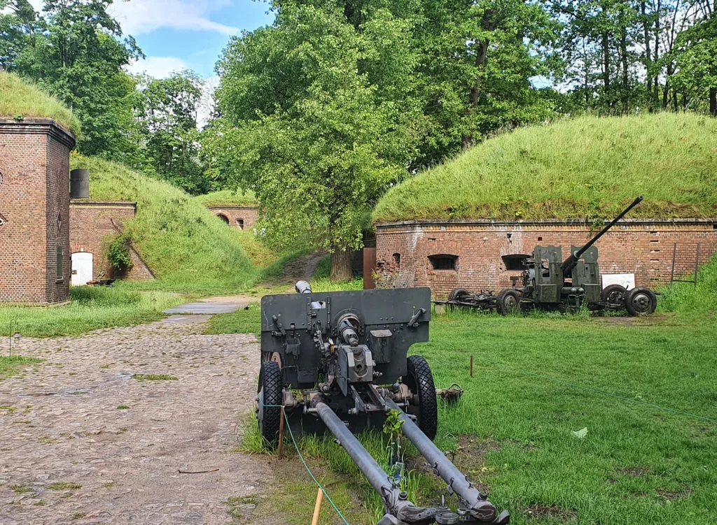Wojsko Polskie blokuje pojazdy. Chcesz wjechać na bazę chińskim autem? Już nie ma takiej możliwości - Wojsko Polskie blokuje chinskie pojazdy 1