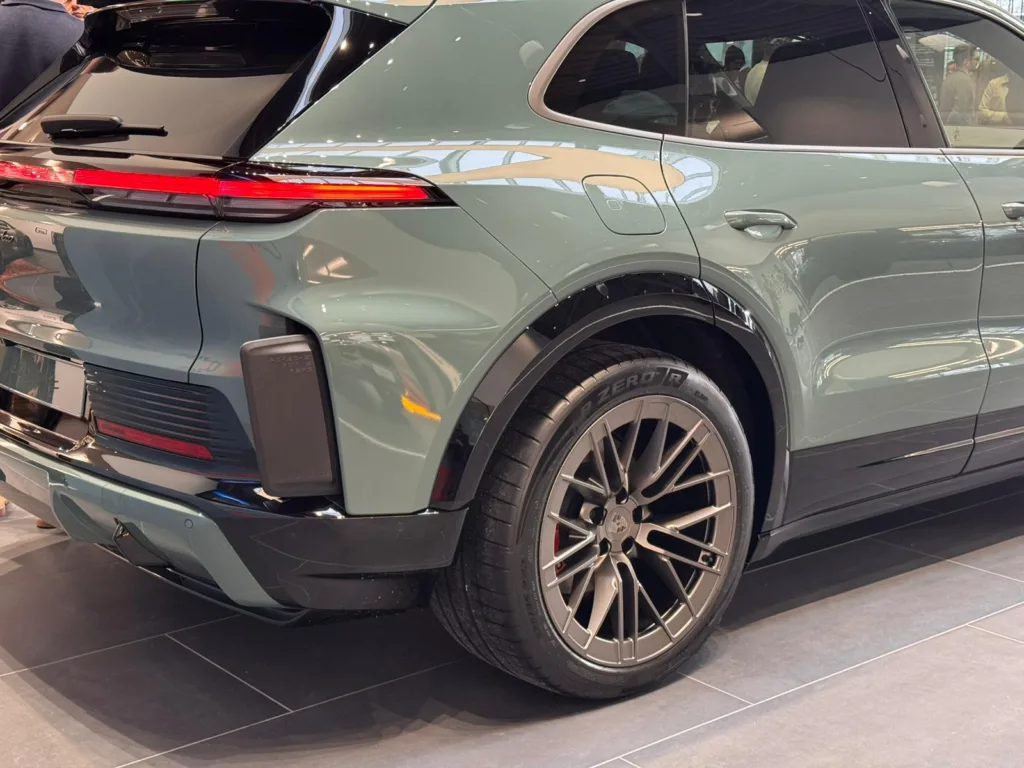 Porsche Cayenne Electric na żywo w nowym salonie marki. 1156 KM i osiągi supersamochodu w SUV-ie - a02cb90d 94eb 4c93 b1d4 08d977d7b1b7