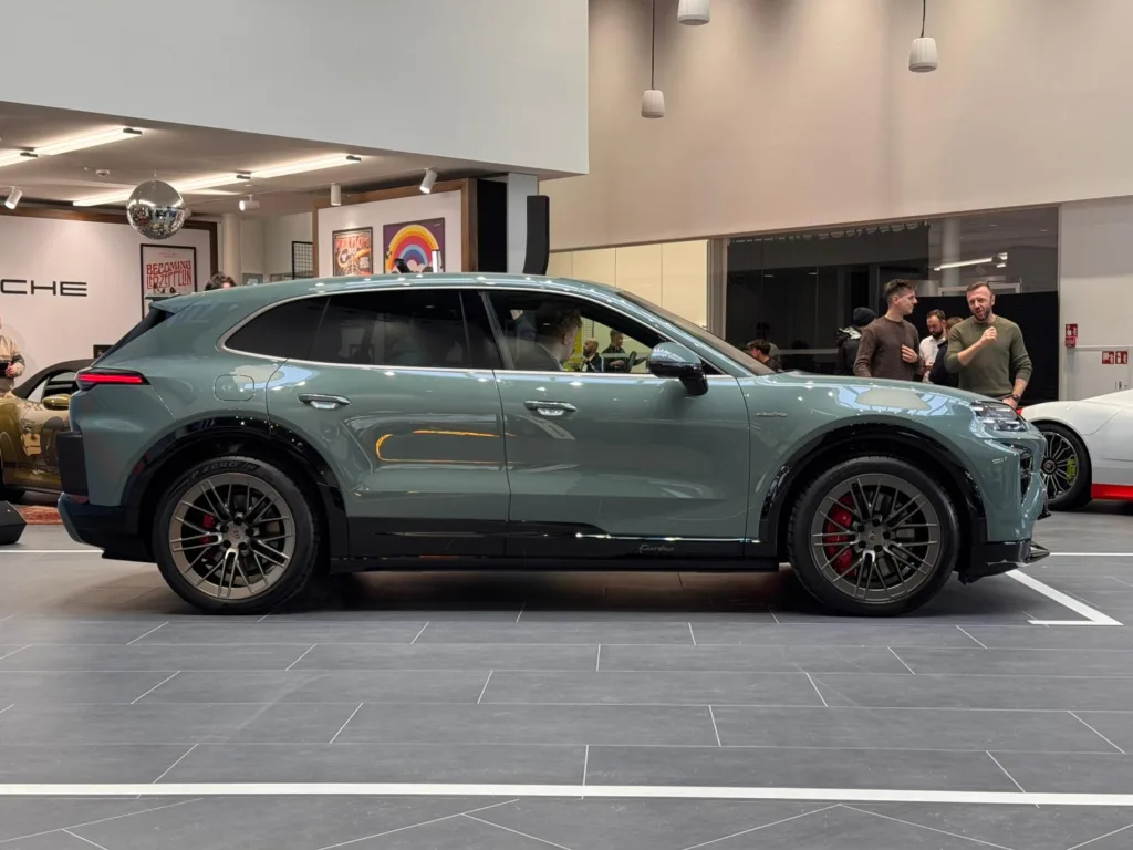 Porsche Cayenne Electric na żywo w nowym salonie marki. 1156 KM i osiągi supersamochodu w SUV-ie - f974baac 2bb4 4b50 bfa8 4cf98427d8d6