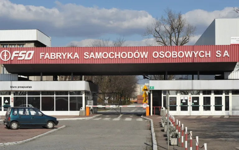 Strona główna - walentynki Fabryka Samochodow Osobowych Warsaw fot cezary piwowarski wikipedia