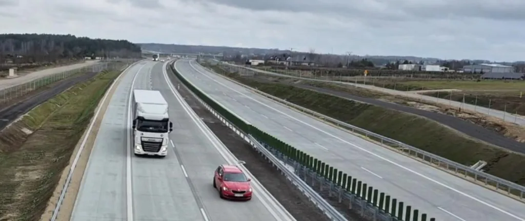 Droga A2, czyli 120 zł za 150 km. Rząd mówi o wypowiedzeniu umowy. Marne szanse - A2 fot gddkia