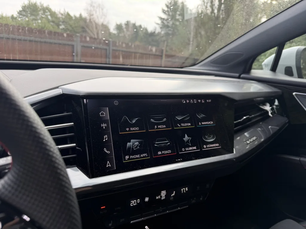 Zamieniłem sportowe, benzynowe cabrio na elektryczne Audi Q4. Nie żałuję, ale … Zamieniłem sportowe, benzynowe cabrio na elektryczne Audi Q4. Nie żałuję, ale … - Audi Q4 JW 44