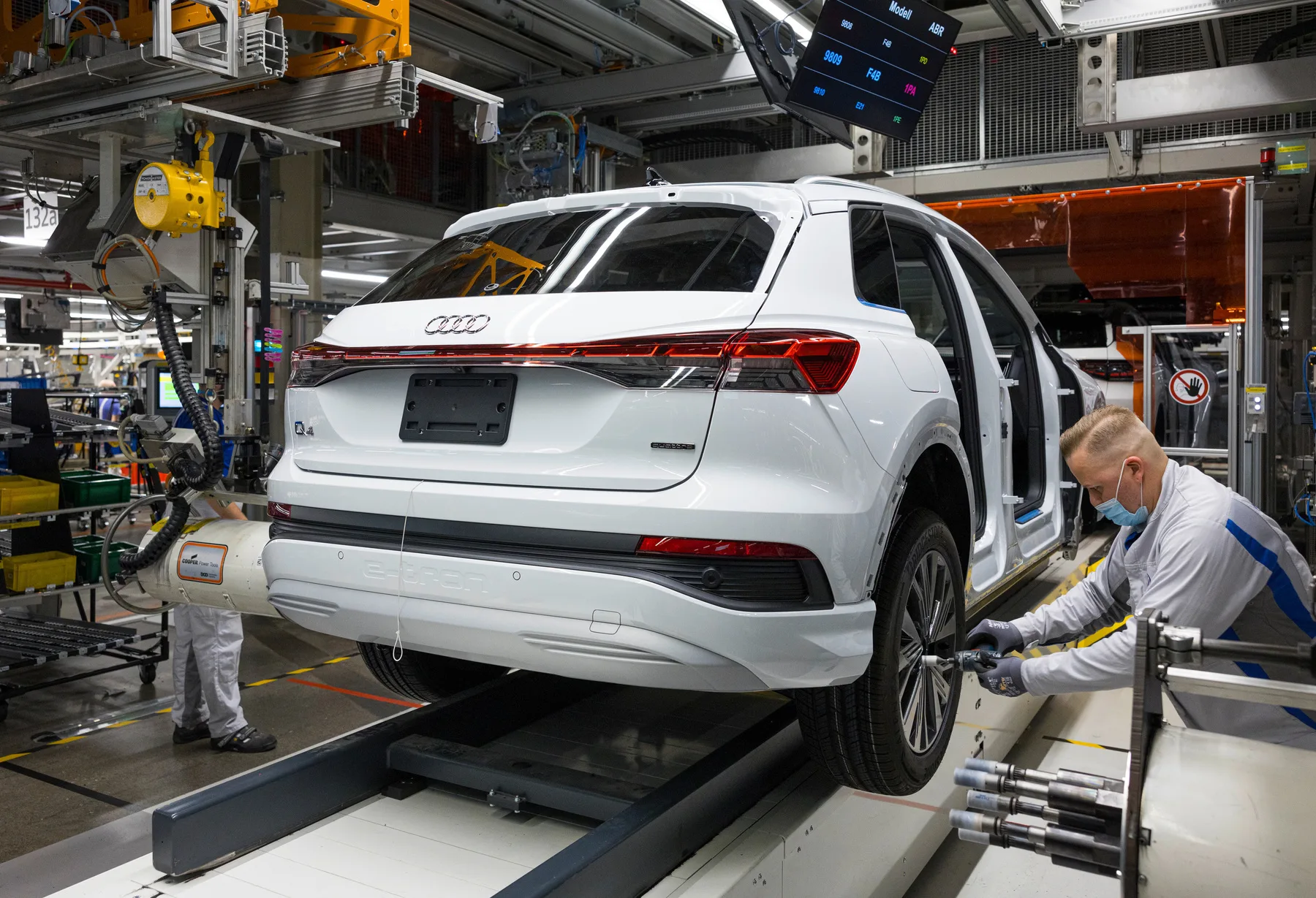 The Audi Q4 e-tron and Q4 Sportback e-tron are being produced in the multi-brand factory in Zwickau, where the Volkswagen ID.3 and ID.4 and, more recently, the Cupra Born are also manufactured.