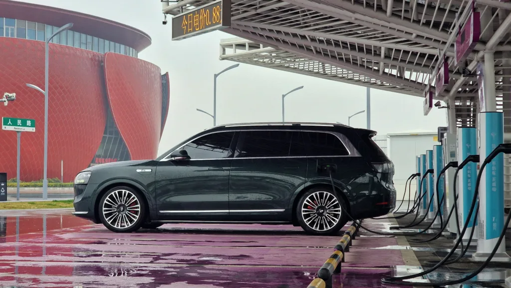 Najgorszy kryzys naftowy od dekad. Chińskie auta elektryczne wjeżdżają do Azji „w punkt” Najgorszy kryzys naftowy od dekad. Chińskie auta elektryczne wjeżdżają do Azji „w punkt” - Chinskie elektryczne auta 2