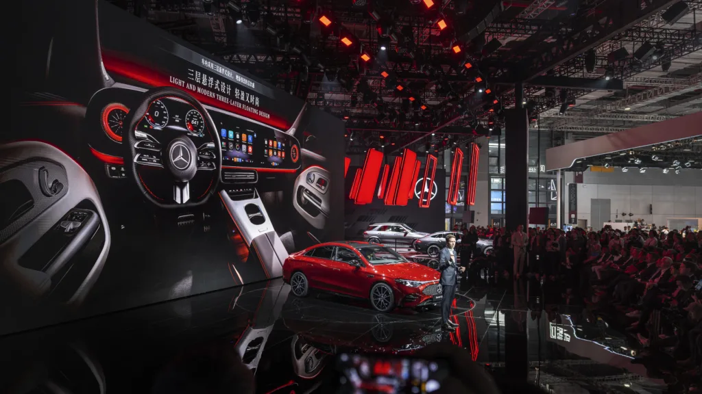 Azja na celowniku motoryzacyjnych gigantów. Chiny dyktują tempo rozwoju Azja na celowniku motoryzacyjnych gigantów. Chiny dyktują tempo rozwoju - Chiny dyktuja tempo rozwoju 1 M B w Szanghaju 2025