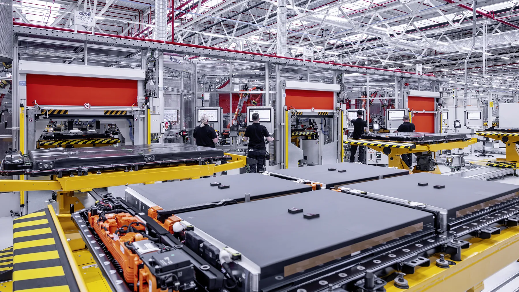 Die Herstellung der hochkomplexen Lithium-Ionen-Batterien erfolgt auf einer etwa 350 m langen Fertigungslinie. Anhand rund 50 verschiedener manueller und hoch automatisierter Montageprozesse wird eine Vielzahl von Komponenten, Zellmodule, Kühlplatten und Sensoren, präzise im Gehäuse implementiert und anschließend mit verschiedenen Elektronik-Komponenten der Batterie mittels einer integrative Hochvoltverkabelung verbunden.The highly complex lithium-ion batteries are assembled on a production line about 350 m long. Using around 50 different manual and highly automated assembly processes, a large number of components, cell modules, cold plates and sensors, are precisely implemented in the housing and then connected to various electronic components of the battery by means of integrative high-voltage cabling.