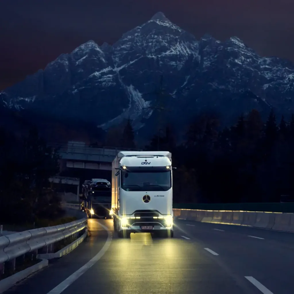 Elektryczne ciężarówki jadą przez Brenner. 490 kilometrów na jednym ładowaniu Elektryczne ciężarówki jadą przez Brenner. 490 kilometrów na jednym ładowaniu - Elektryczne ciezarowki jada przez Brenner dsv nocna linia 2