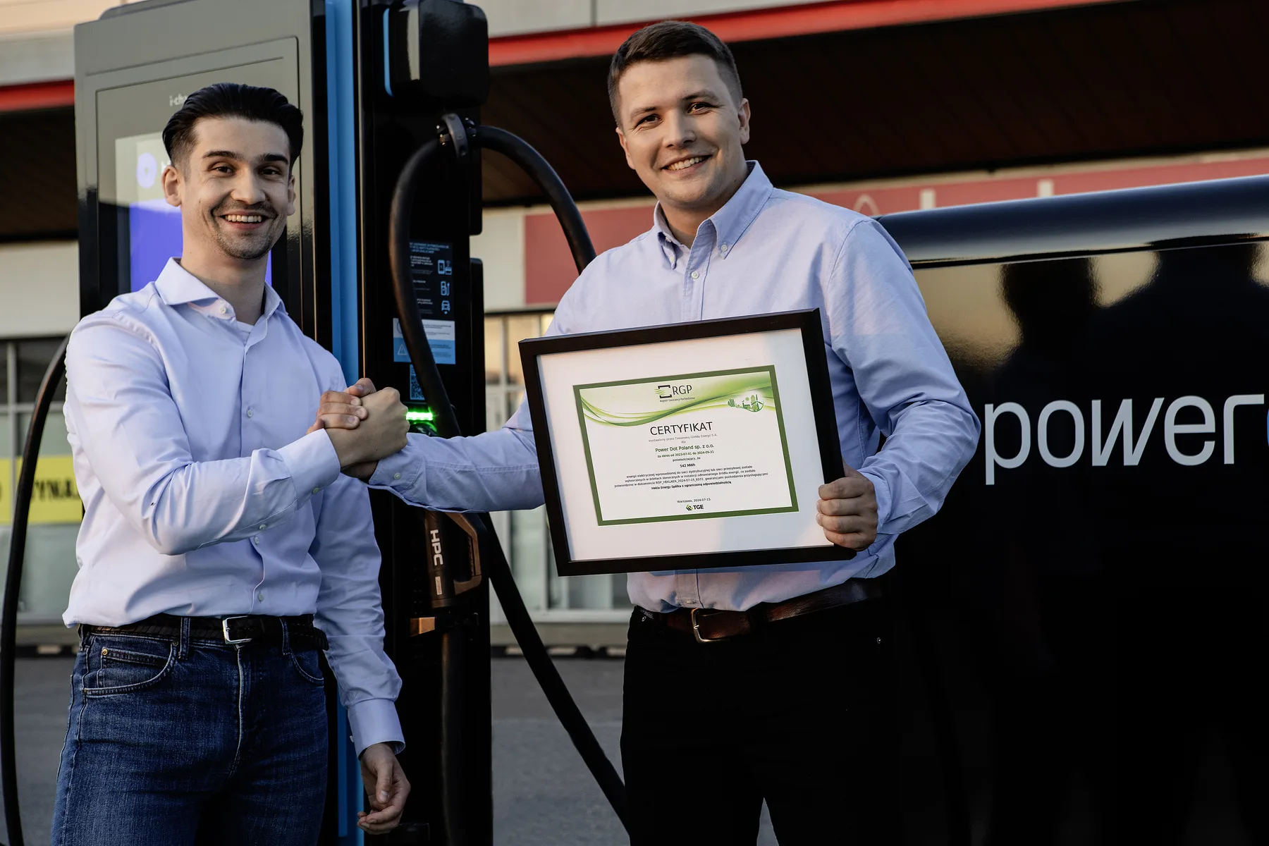 Elektryki coraz częściej na OZE 1