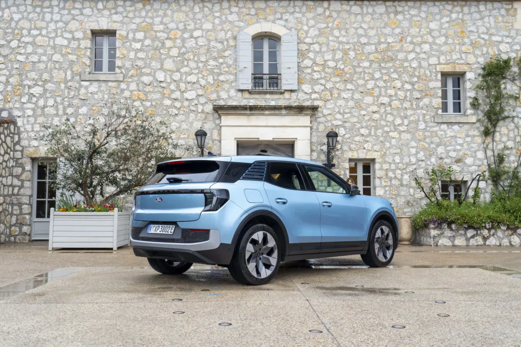 Ford modernizuje Explorera. Nowa bateria LFP, 444 km zasięgu i V2L - Ford modernizuje Explorera 7