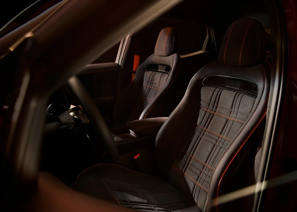 GV60 Magma - elektryczny SUV chce zawstydzić sportowe „spalinówki”. 650 KM i luksus w pakiecie - GV60 Magma 2