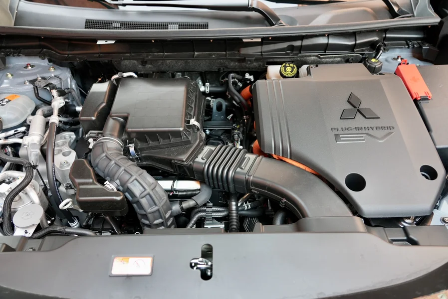 Mitsubishi Outlander PHEV nawet 50 tys. zł taniej Mitsubishi Outlander PHEV nawet 50 tys. zł taniej - Mitsubishi Outlander PHEV 6