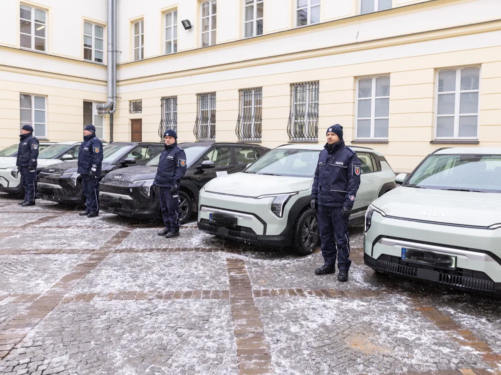 Austria mówi „nie” elektrycznym radiowozom. 160 km/h to za mało. Polska Policja jedzie dalej na bateriach Austria mówi „nie” elektrycznym radiowozom. 160 km/h to za mało. Polska Policja jedzie dalej na bateriach - Modele Kia EV3 we flocie warszawskiej policji 1