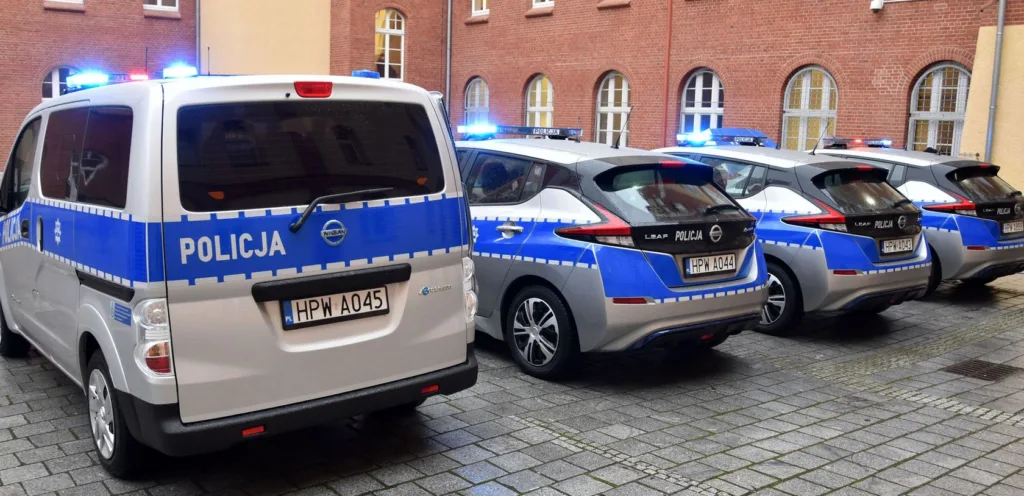 Austria mówi „nie” elektrycznym radiowozom. 160 km/h to za mało. Polska Policja jedzie dalej na bateriach Austria mówi „nie” elektrycznym radiowozom. 160 km/h to za mało. Polska Policja jedzie dalej na bateriach - Policja w Szczecinie zakup z wsparciem z 2018 roku