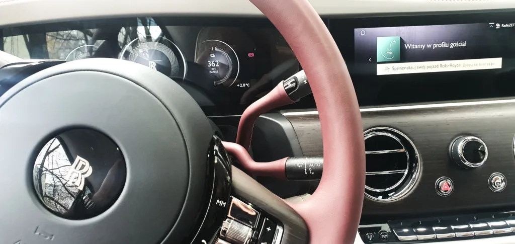 Rolls‑Royce jedzie pod prąd. V12 zostaje „na życzenie klientów” - Rolls‑Royce jedzie pod prad 2