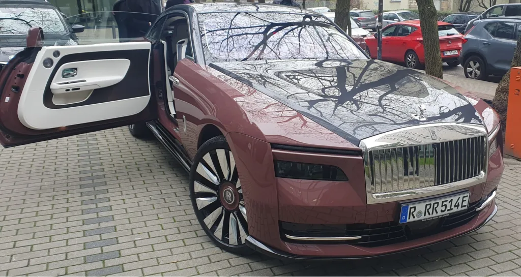 Rolls‑Royce jedzie pod prąd. V12 zostaje „na życzenie klientów” - Rolls‑Royce jedzie pod prad 3