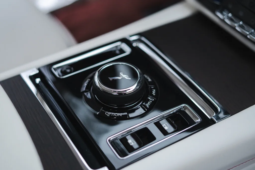 Rolls‑Royce jedzie pod prąd. V12 zostaje „na życzenie klientów” - Rolls‑Royce jedzie pod prad 4