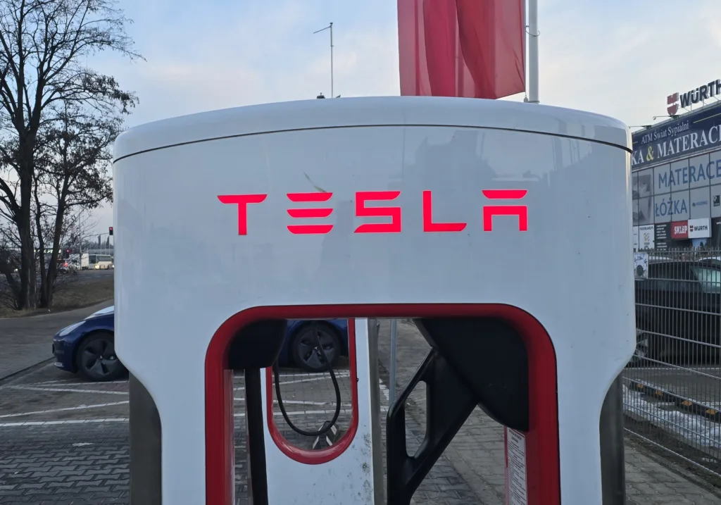 Stellantis wjeżdża do sieci. Superchargery Tesli otwarte dla kolejnego giganta - Stellantis wjezdza do sieci 2