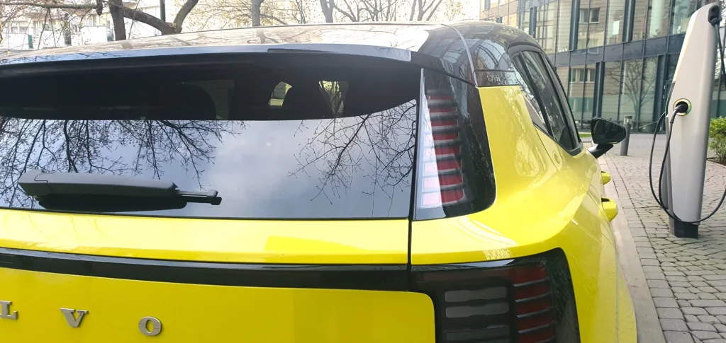 Volkswagen wzywa do serwisów prawie 95 tys. „elektryków”. Problem z bateriami wraca Volkswagen wzywa do serwisów prawie 95 tys. „elektryków”. Problem z bateriami wraca - Voklswagen serwis 66 ex30