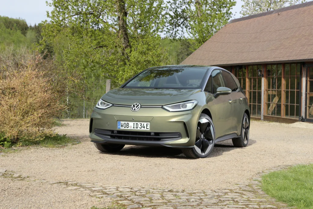 Volkswagen wzywa do serwisów prawie 95 tys. „elektryków”. Problem z bateriami wraca Volkswagen wzywa do serwisów prawie 95 tys. „elektryków”. Problem z bateriami wraca - Volkswagen serwis akumulatory 55