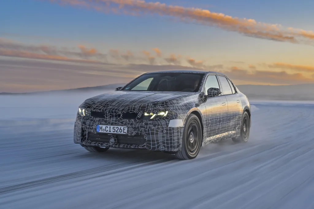 Nowy elektryczny i3 wycieka z kanałów BMW. Sedan, który "zrobi różnicę"? - i3 neue klasse prototyp BMW