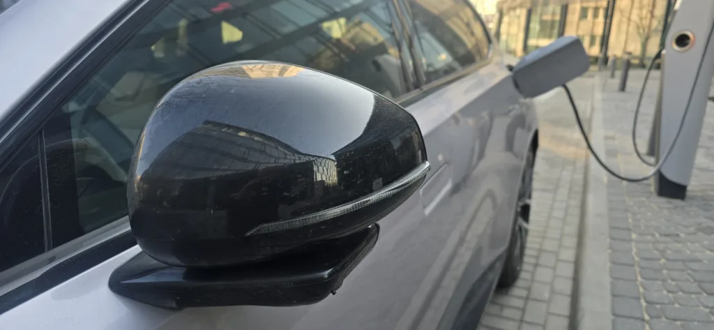 Ile kosztuje ładowanie auta elektrycznego? Od 1 do ponad 3 zł za kWh. I tak mniej niż tankowanie - ranking cen ladowanie marzec 2026