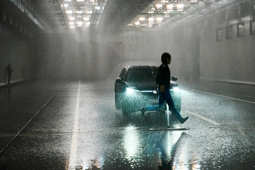 ADAC: Deszcz i mgła obnażają słabości systemów wsparcia kierowcy - ADAC testy pogoda 33