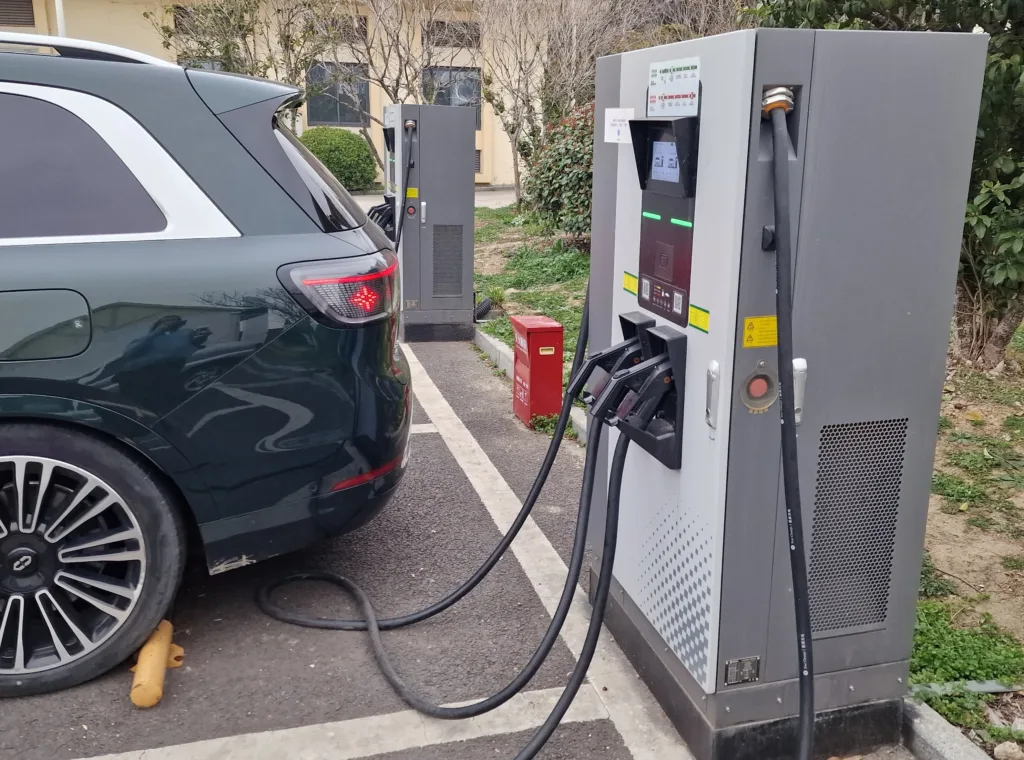 Chiny mają już 21,5 miliona punktów ładowania. Wzrost o niemal 50% rok do roku! - Chiny punkty ladowania rekord 1