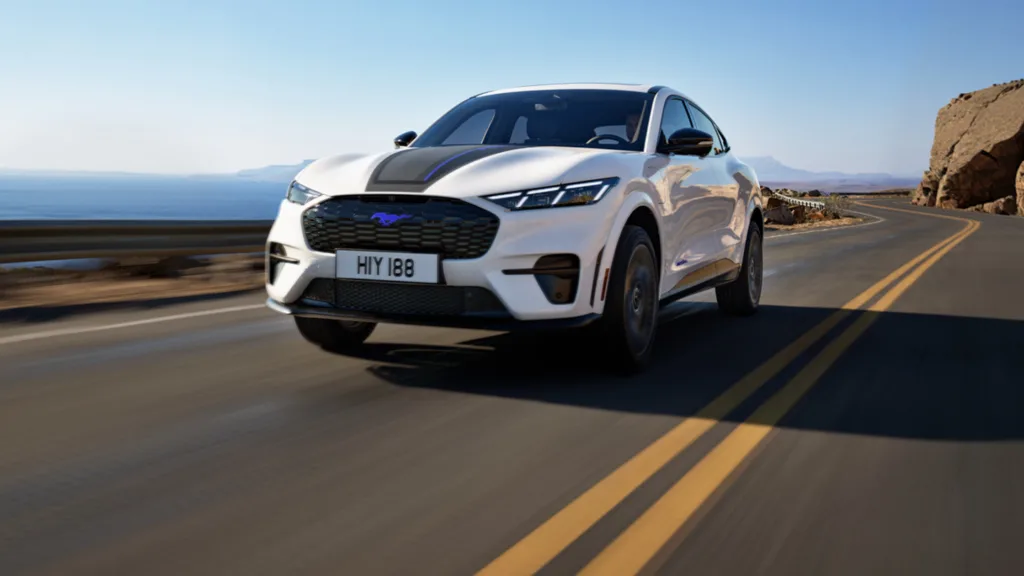 Ford odświeża Mach-E. Nowa wersja GT California Special i minimalnie większy zasięg - Ford odswieza Mustanga Mach E 1