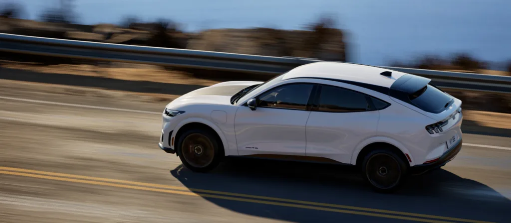 Ford odświeża Mach-E. Nowa wersja GT California Special i minimalnie większy zasięg Ford odświeża Mach-E. Nowa wersja GT California Special i minimalnie większy zasięg - Ford odswieza Mustanga Mach E 4