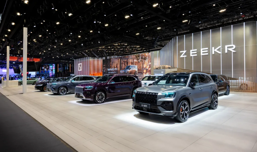 Chińska fala aut zalewa świat. Europa się broni i odpowiada inwestycjami za 200 mld euro - Geely Pekin Auto Show 1