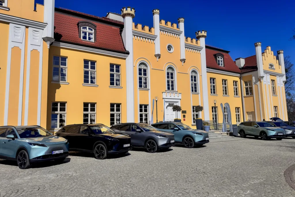 Omoda 7 Super Hybrid – chiński SUV plug-in, który przekonuje ceną Omoda 7 Super Hybrid