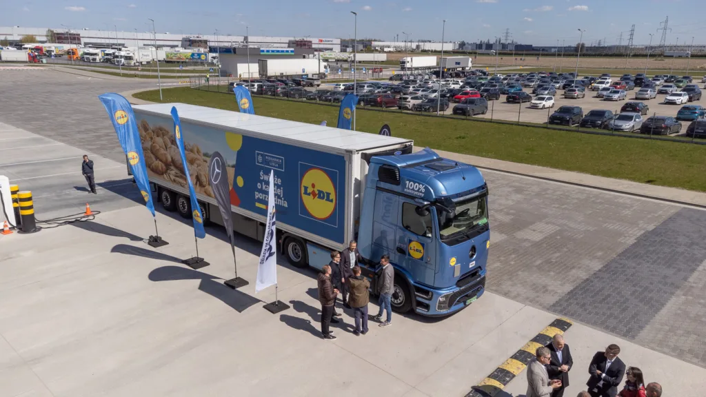Lidl Polska rozbudowuje flotę e-ciężarówek. Mercedes eActros 600 już jeździ po Warszawie - Lidl 7