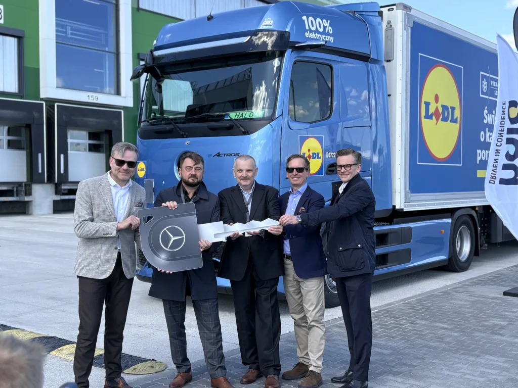 Lidl Polska rozbudowuje flotę e-ciężarówek. Mercedes eActros 600 już jeździ po Warszawie - Lidl Polska rozbudowuje flote 2
