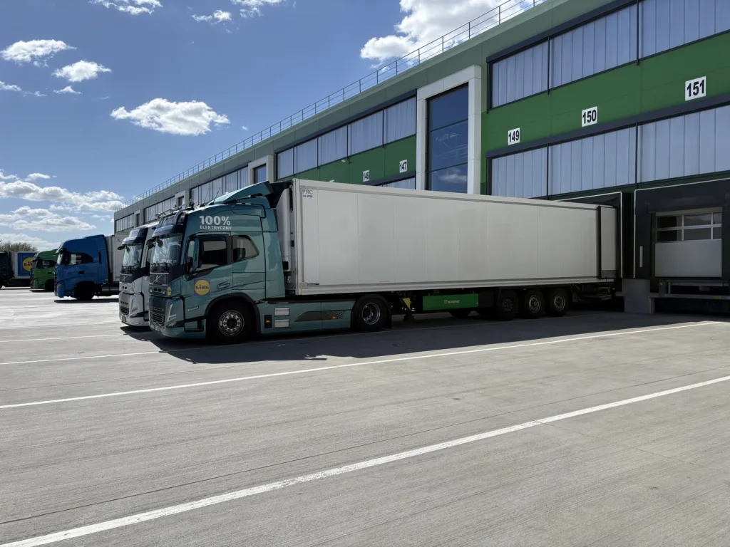 Lidl Polska rozbudowuje flotę e-ciężarówek. Mercedes eActros 600 już jeździ po Warszawie - Lidl Polska rozbudowuje flote 3