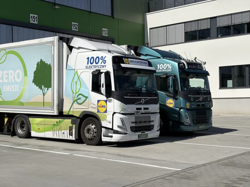 Lidl Polska rozbudowuje flotę e-ciężarówek. Mercedes eActros 600 już jeździ po Warszawie - Lidl Polska rozbudowuje flote 4