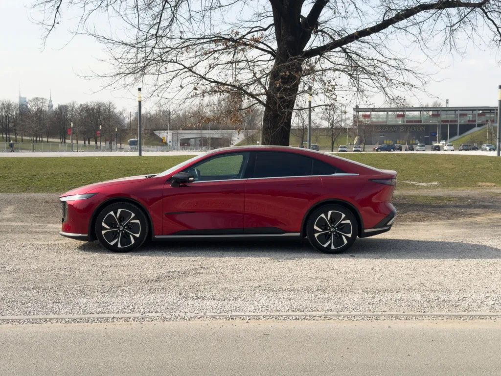 Mazda 6e – czy flagowiec z mniejszą baterią ma sens? Odpowiedź zaskakuje Mazda 6e – czy flagowiec z mniejszą baterią ma sens? Odpowiedź zaskakuje - Mazda 6e – czy flagowiec z mniejsza bateria ma sens 10