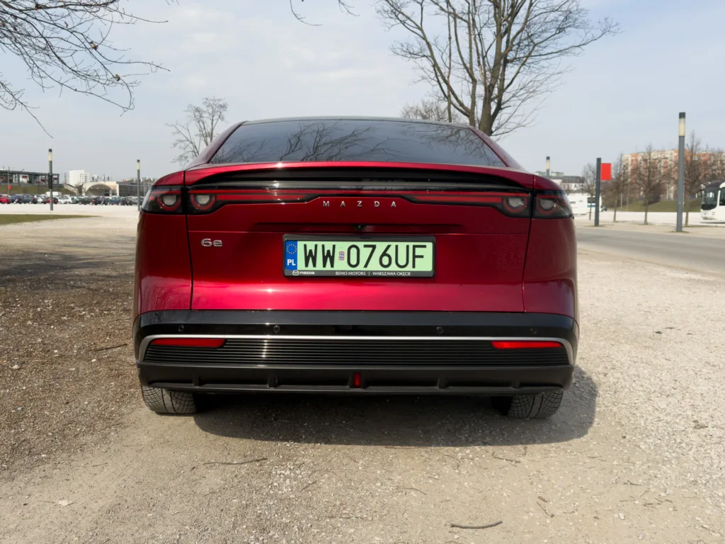 Mazda 6e – czy flagowiec z mniejszą baterią ma sens? Odpowiedź zaskakuje Mazda 6e – czy flagowiec z mniejszą baterią ma sens? Odpowiedź zaskakuje - Mazda 6e – czy flagowiec z mniejsza bateria ma sens 2