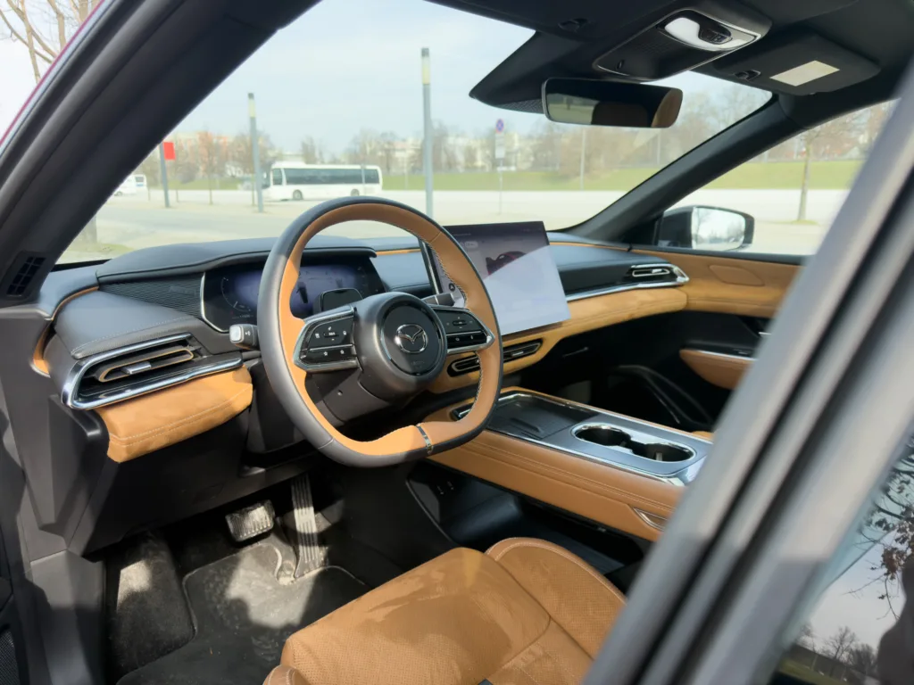 Mazda 6e – czy flagowiec z mniejszą baterią ma sens? Odpowiedź zaskakuje Mazda 6e – czy flagowiec z mniejszą baterią ma sens? Odpowiedź zaskakuje - Mazda 6e – czy flagowiec z mniejsza bateria ma sens 4