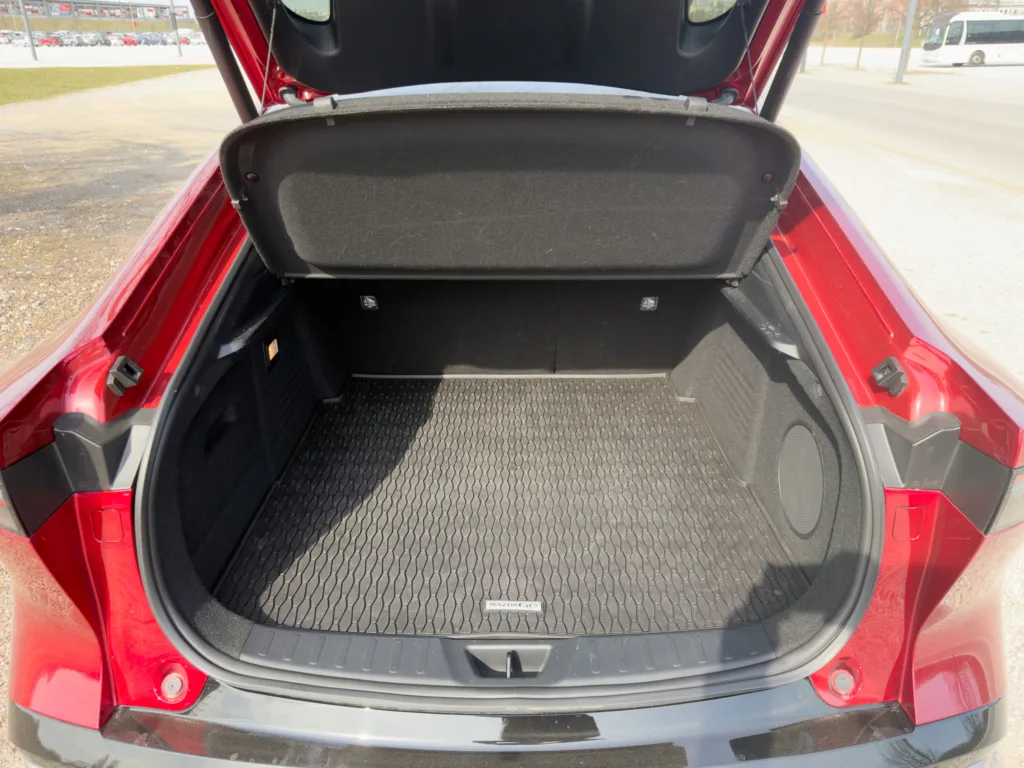 Mazda 6e – czy flagowiec z mniejszą baterią ma sens? Odpowiedź zaskakuje Mazda 6e – czy flagowiec z mniejszą baterią ma sens? Odpowiedź zaskakuje - Mazda 6e – czy flagowiec z mniejsza bateria ma sens 5