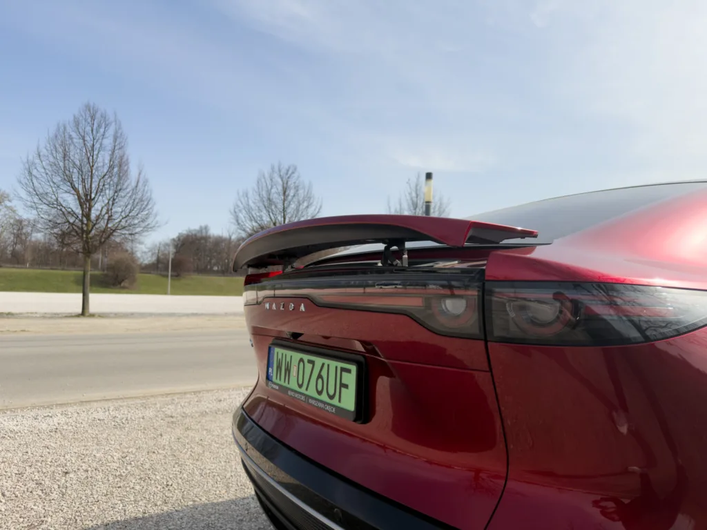 Mazda 6e – czy flagowiec z mniejszą baterią ma sens? Odpowiedź zaskakuje Mazda 6e – czy flagowiec z mniejszą baterią ma sens? Odpowiedź zaskakuje - Mazda 6e – czy flagowiec z mniejsza bateria ma sens 7